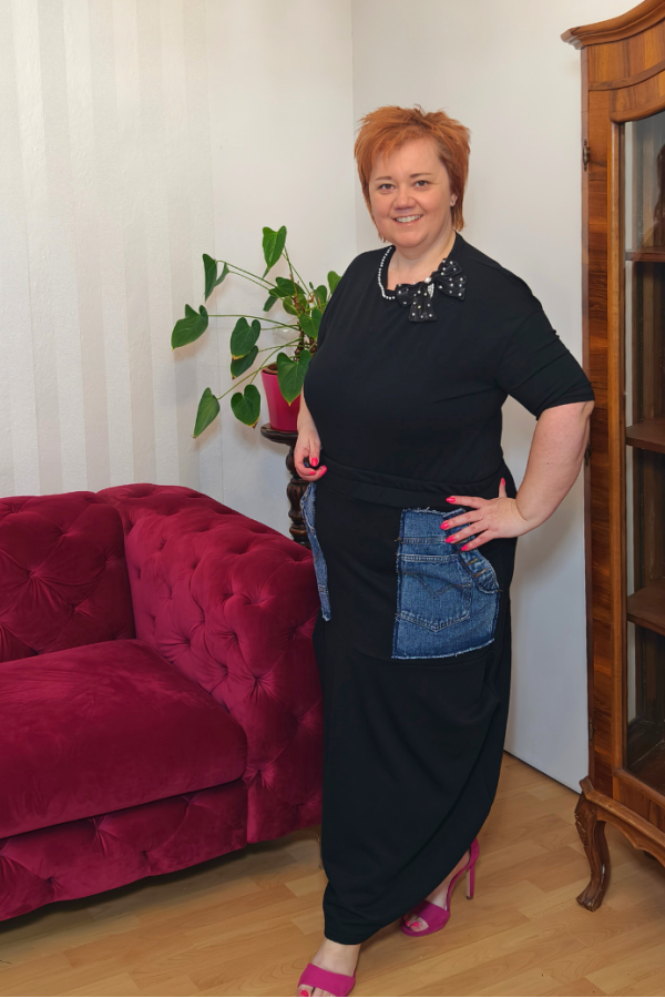 Plus size sukňa s riflovými vreckami - čierna